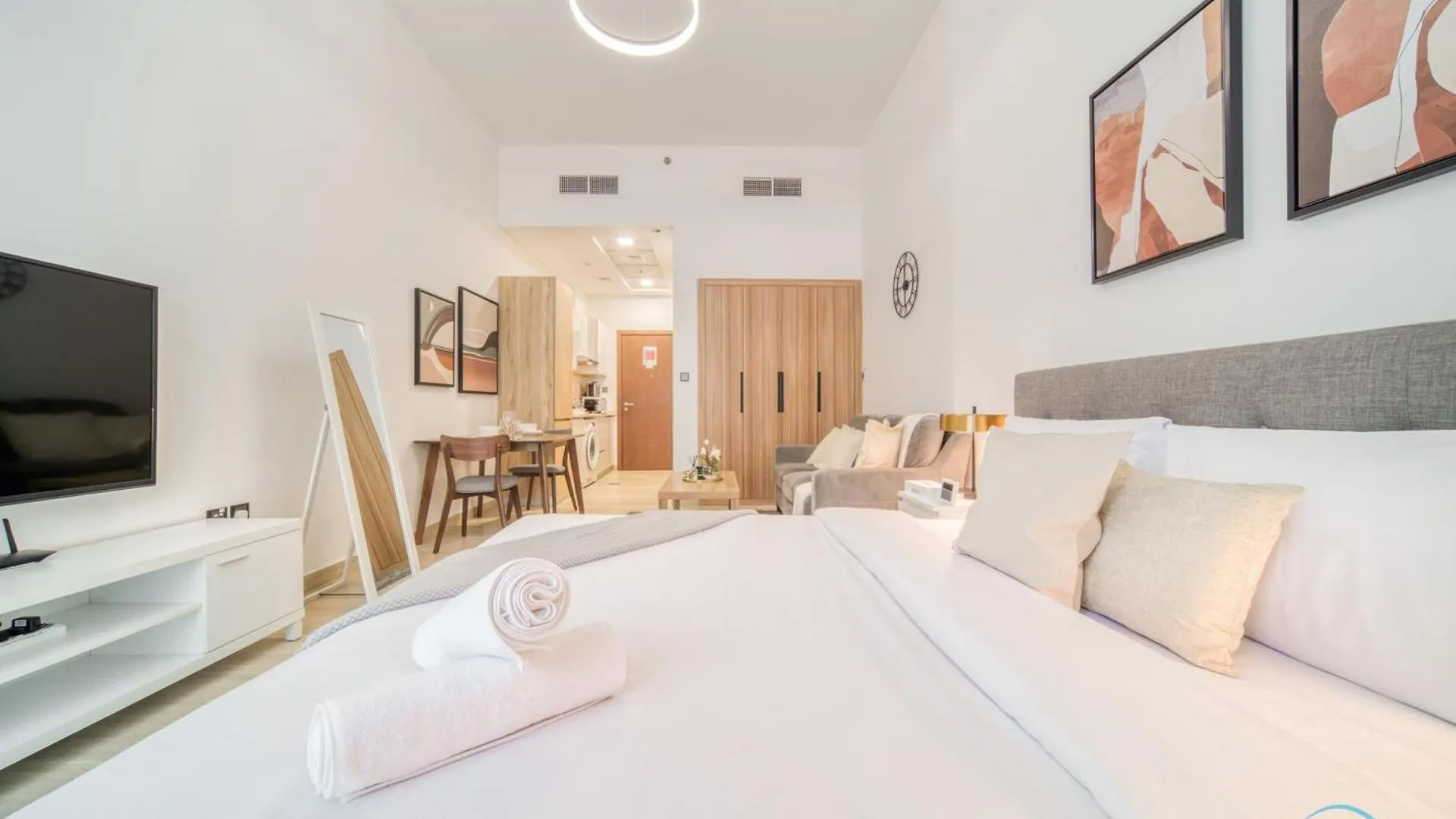 Relaxing Studio At Pantheon Elysee II Jvc By Deluxe Holiday Homes Dubai