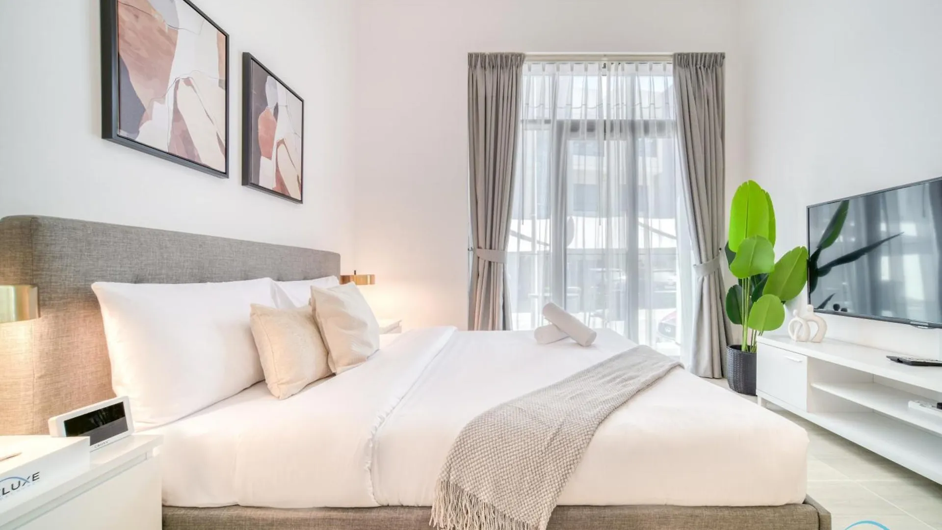 Relaxing Studio At Pantheon Elysee II Jvc By Deluxe Holiday Homes Dubaj